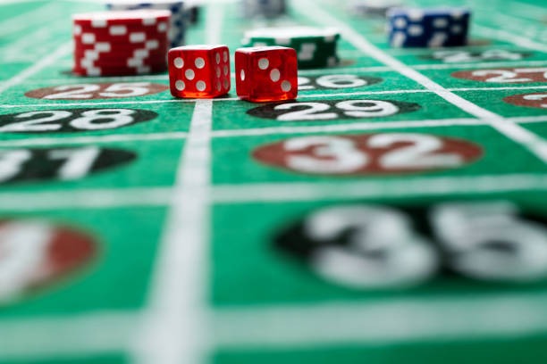 Mobile screen showing live blackjack bet placement and dealer action on qq88asialogin